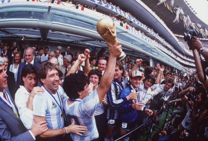 Vì vậy, Lionel Messi hãy mang World Cup về với quê nhà Argentina, và chỉ có điều đó mới giúp anh trở thành cầu thủ vĩ đại nhất trong lịch sử. Anh mới 25 tuổi và vẫn còn có thể dự tối thiểu 2 kỳ World Cup, và đó là một dấu hiệu tốt. Hãy nhớ rằng sau hơn 20 năm, Diego Maradona vẫn là một vị Thánh trong lòng mỗi người Argentina vì Mexico 1986.